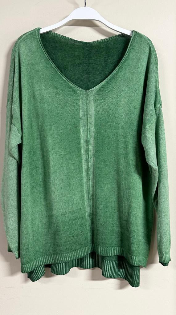 MINERAL WASH MIDDLE OPEN STITCH V NECK SWEATER IN KELLY GREEN