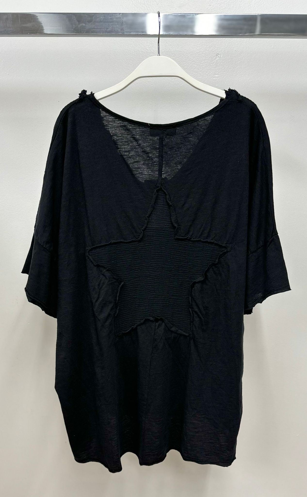 STAR DETAIL RAW EDGE RELAXED FIT SHORT SLEEVE SHIRTIN BLACK