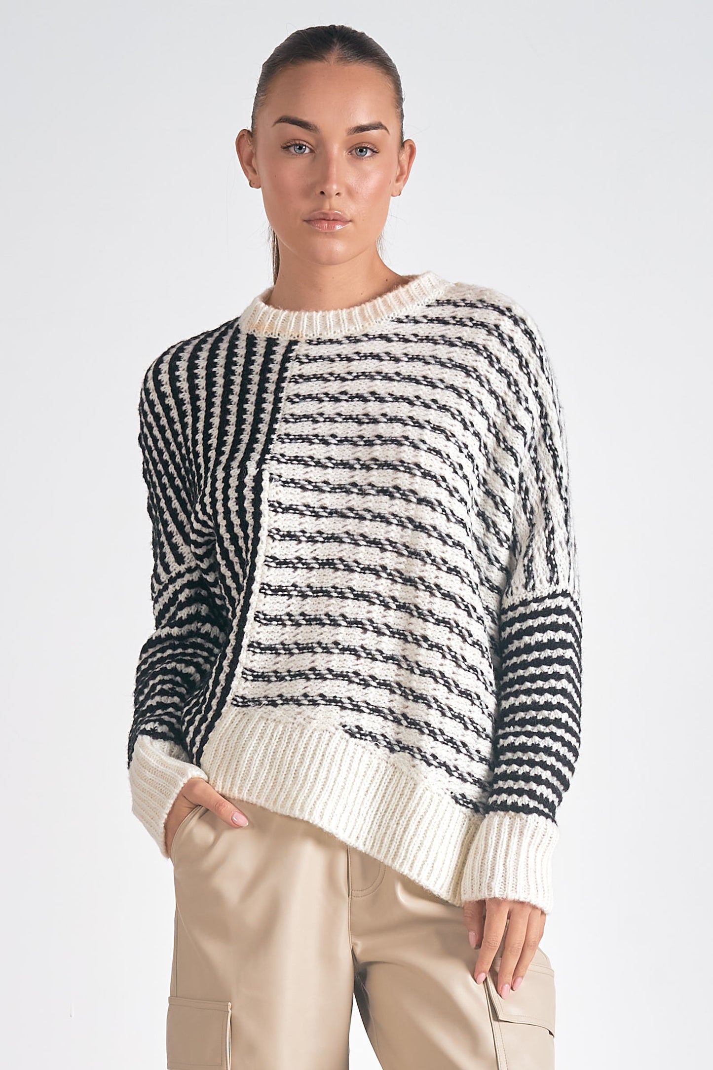 ELAN Sweater Aysmmetrical BLACK/WHITE