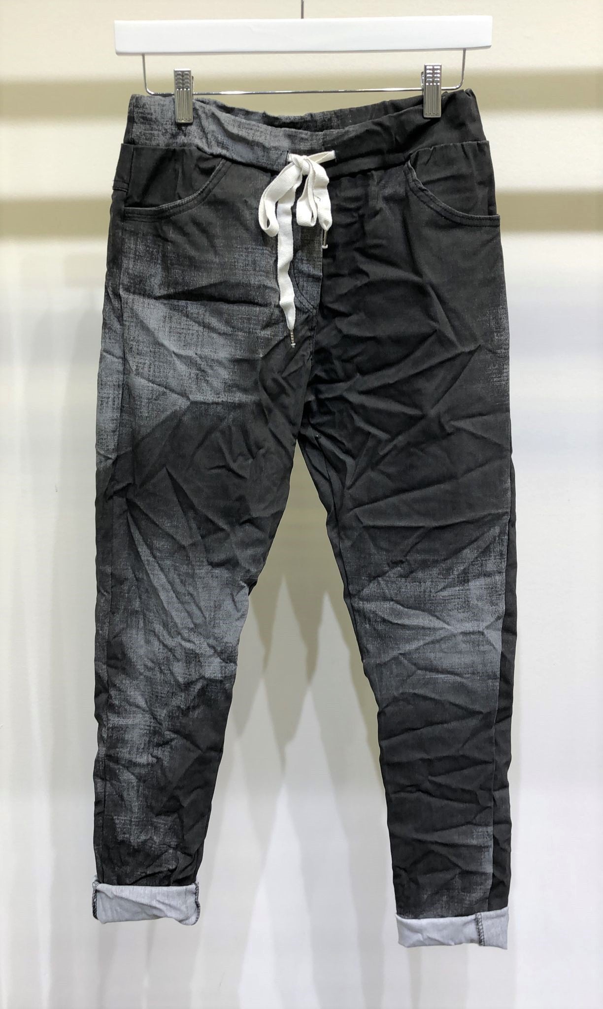 SPRAY PATCH PRINT CRINKLE JOGGER IN BLACK
