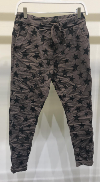 ALL OVER STARS PRINT CRINKLE JOGGER IN MOCHA