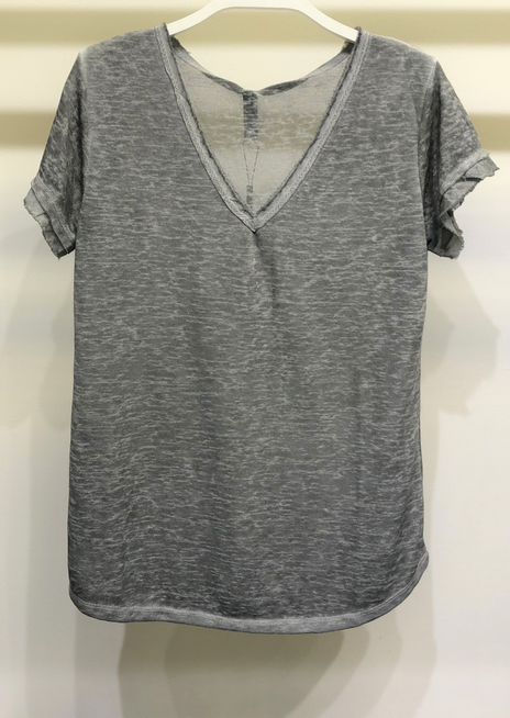 V NECK SHORT SLEEVE FRONT GAUZE KNIT TOP IN WHITE AND GREY