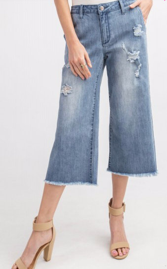 SELF DISTRESSED BOTTOM HEM WASHED CAPRI LENGTH DENIM PANTS -WIDE LEG SILHOUETTE in light denim