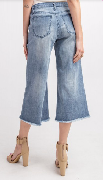 SELF DISTRESSED BOTTOM HEM WASHED CAPRI LENGTH DENIM PANTS -WIDE LEG SILHOUETTE in light denim