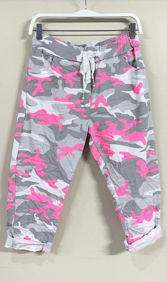 NEON CAMOUFLAGE PRINT CRINKLE CAPRI SHORT