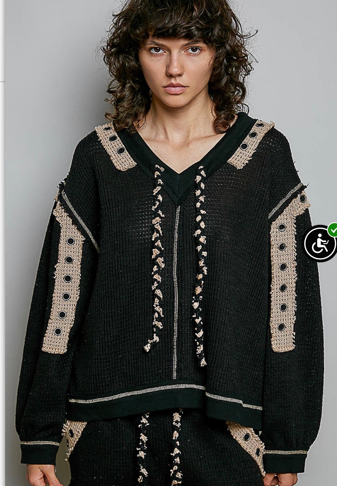BLACK BALLOON SLEEVE EYELET STUD TOP