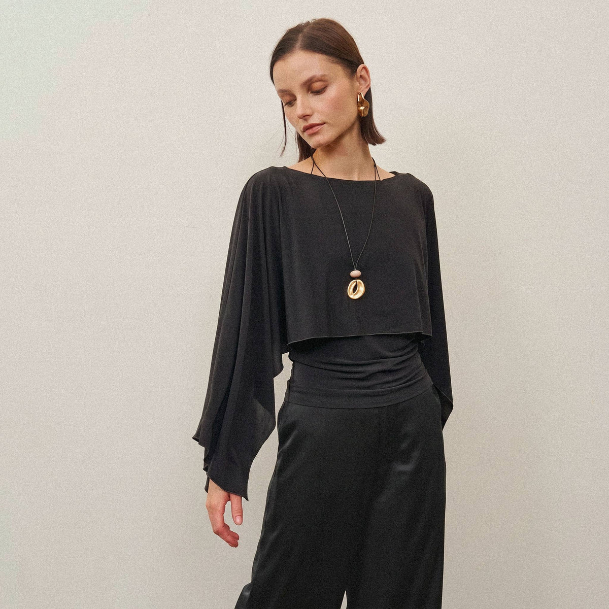Cape top in black