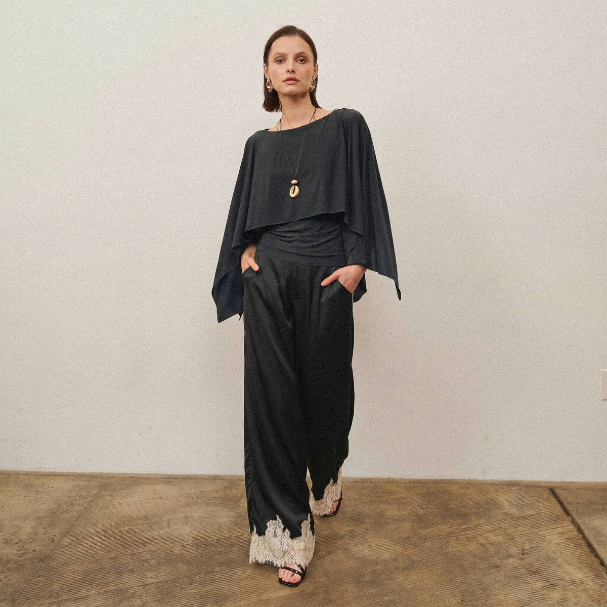 Cape top in black