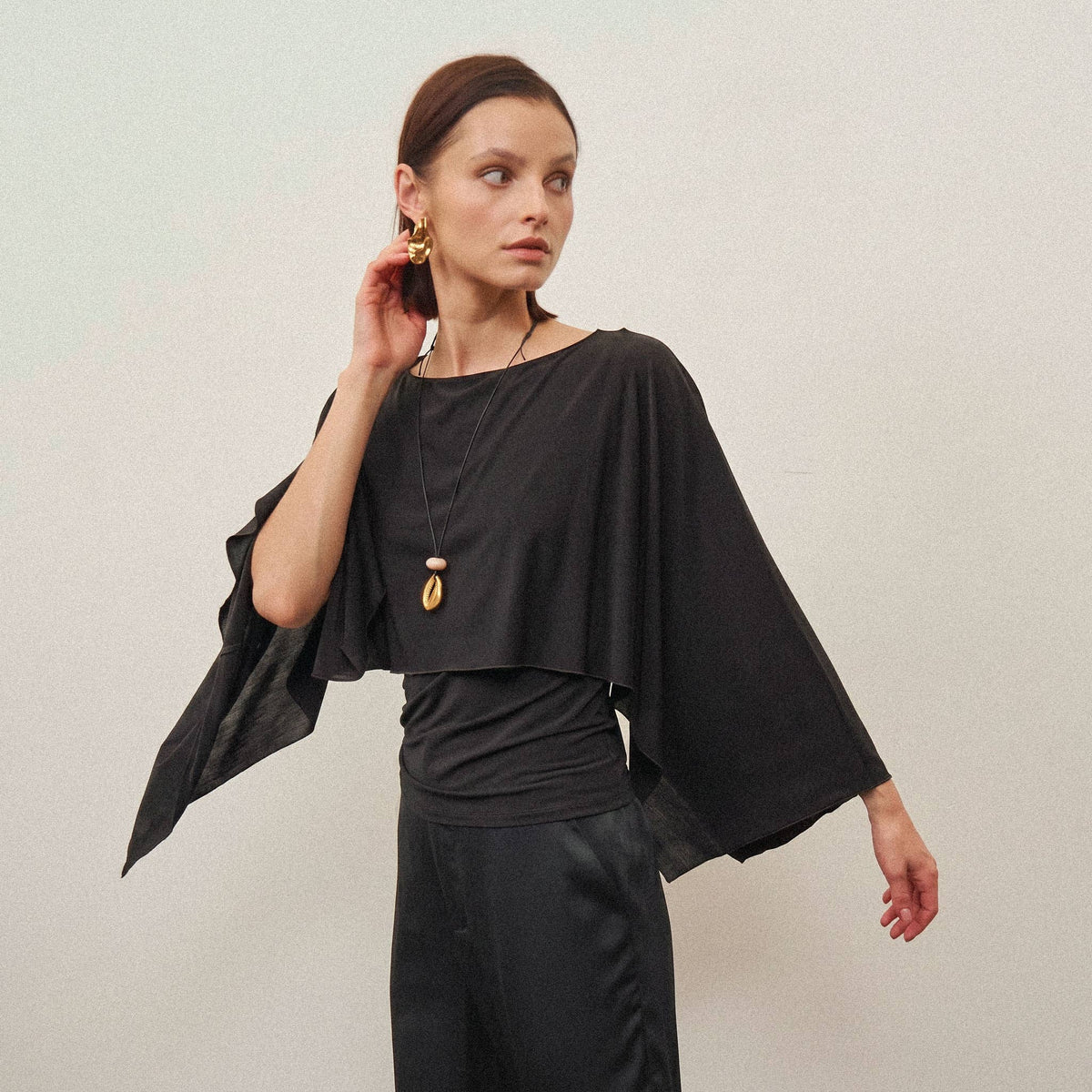 Cape top in black
