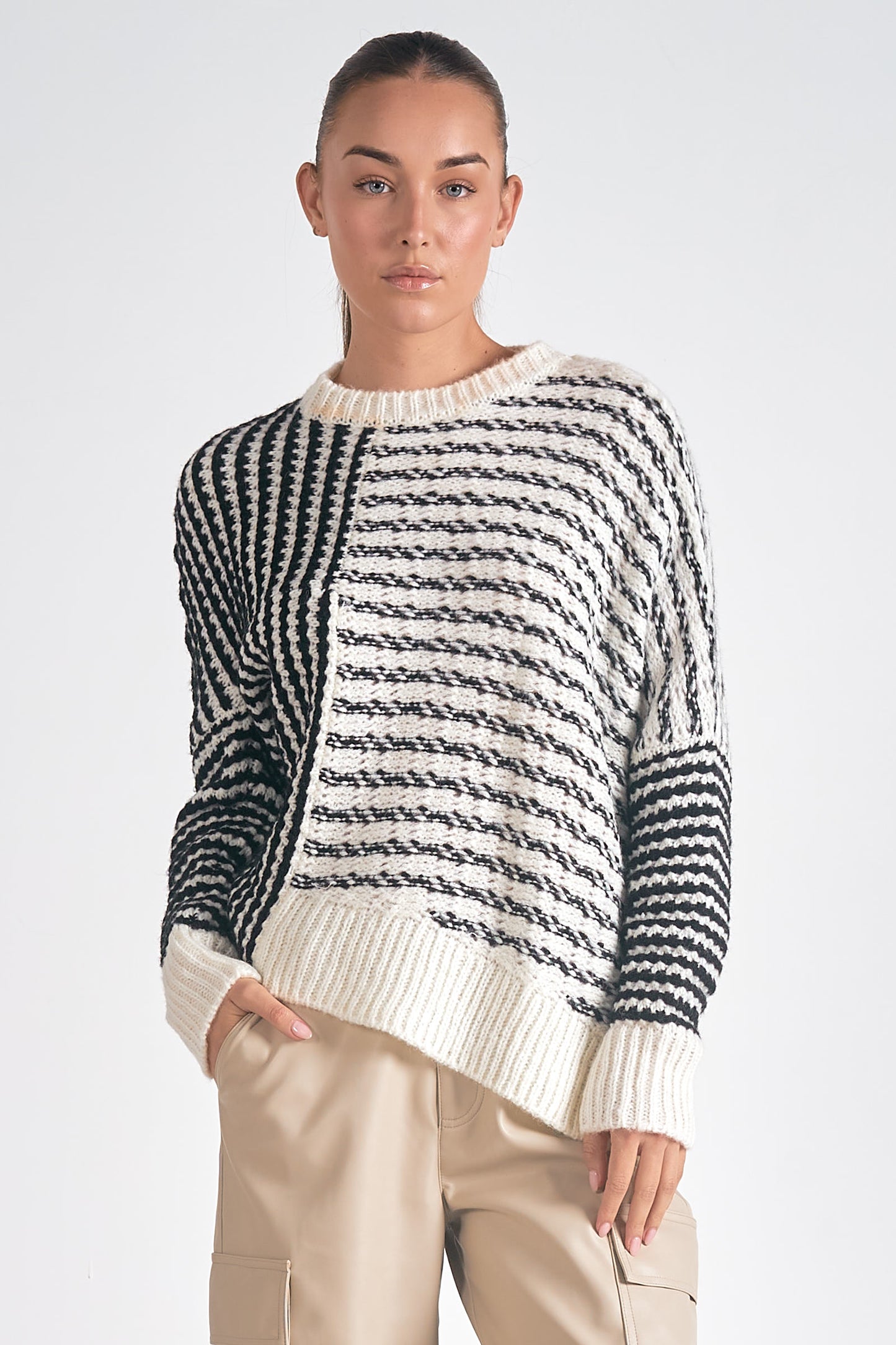 ELAN Sweater Aysmmetrical  BLACK/WHITE