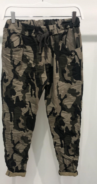 CAMOUFLAGE CRINKLE JOGGER IN MOCHA