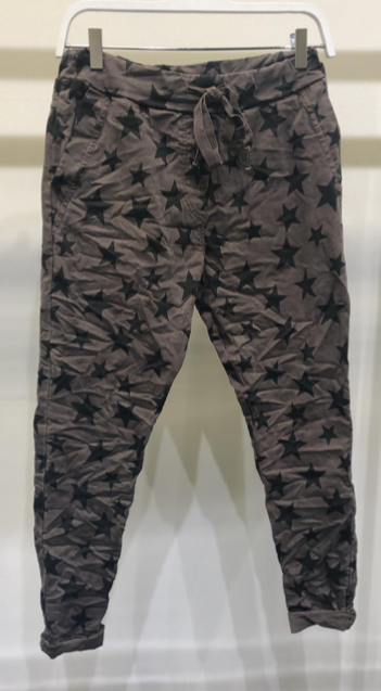 ALL OVER STARS PRINT CRINKLE JOGGER  IN MOCHA