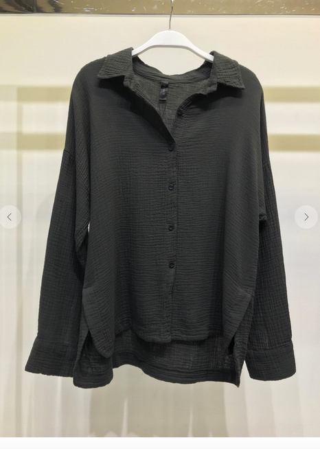 EMBOSSED TEXTURE BUTTON DOWN LONG SLEEVE TOP IN CHARCOAL