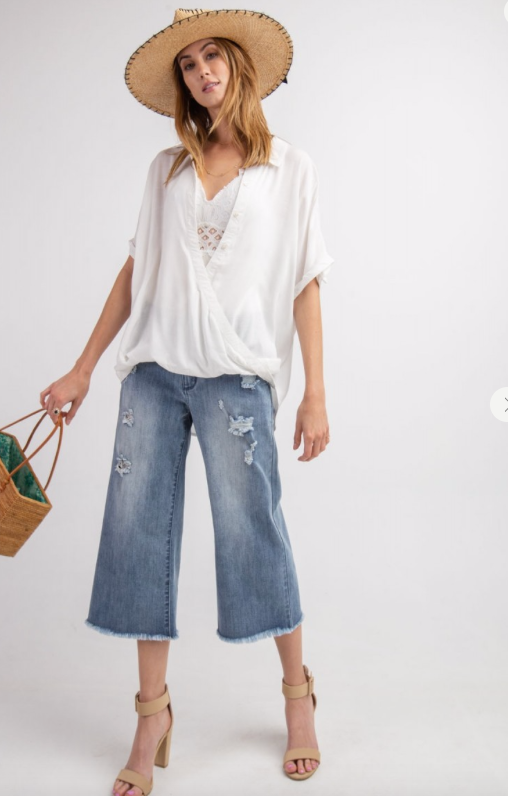 SELF DISTRESSED BOTTOM HEM WASHED CAPRI LENGTH DENIM PANTS -WIDE LEG SILHOUETTE in light denim