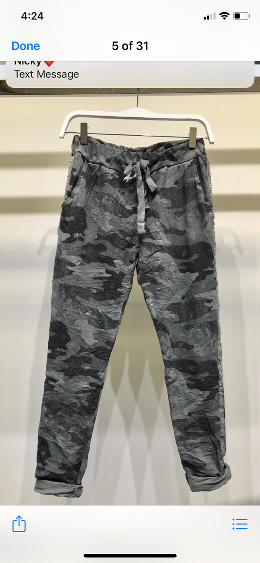 CAMOFLAGE STARS CRINKLE JOGGER PANT IN GREY CAMO