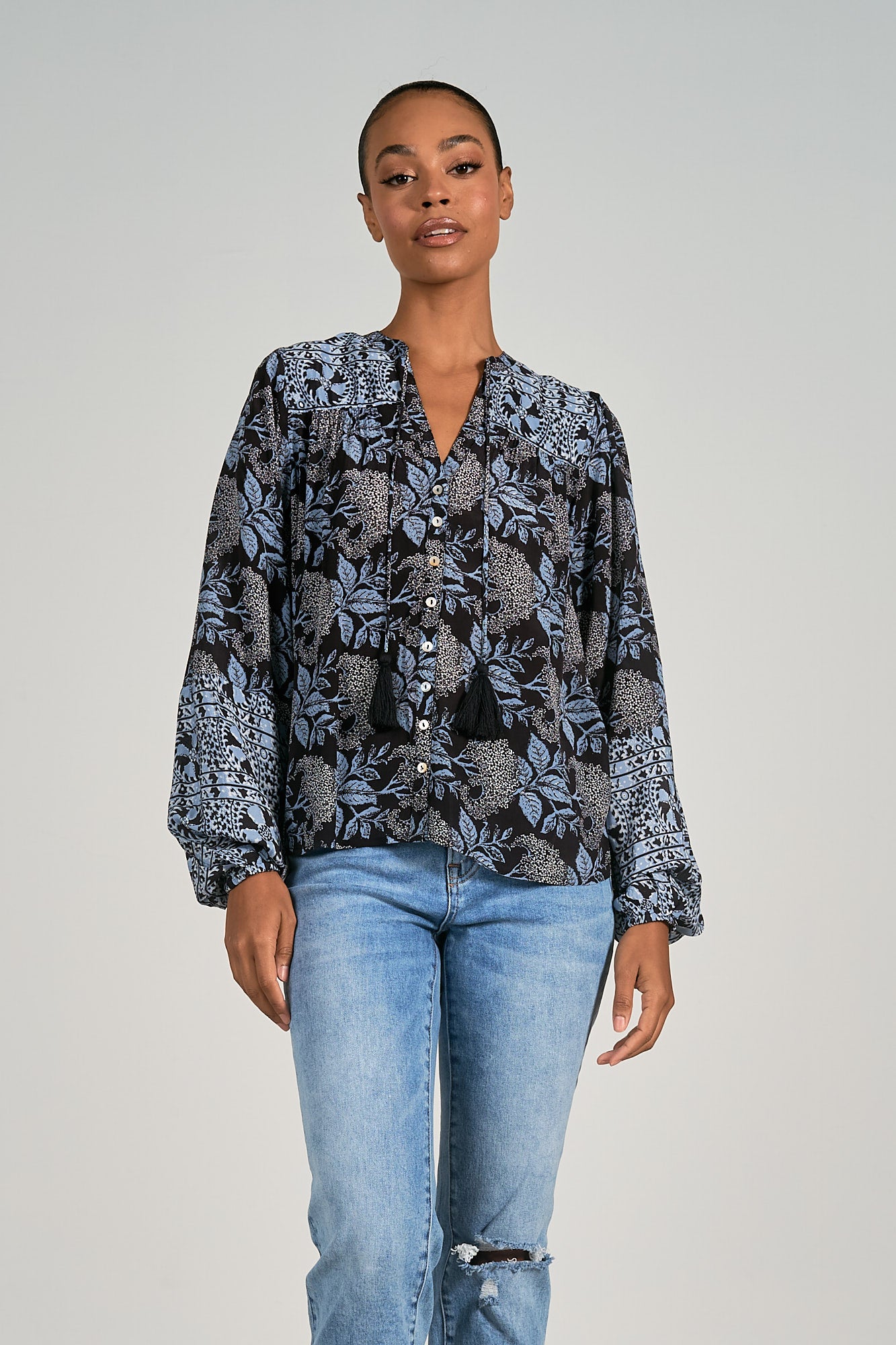 ELAN SP23 COSTA PRINT VNECK TOP